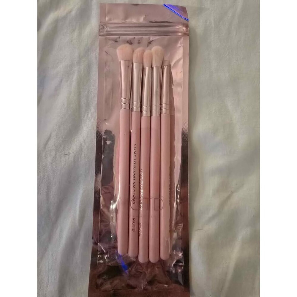 Make up brushes and pallets